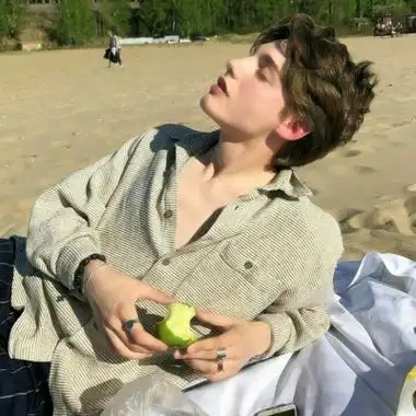 6686体育金牌作者Ernie